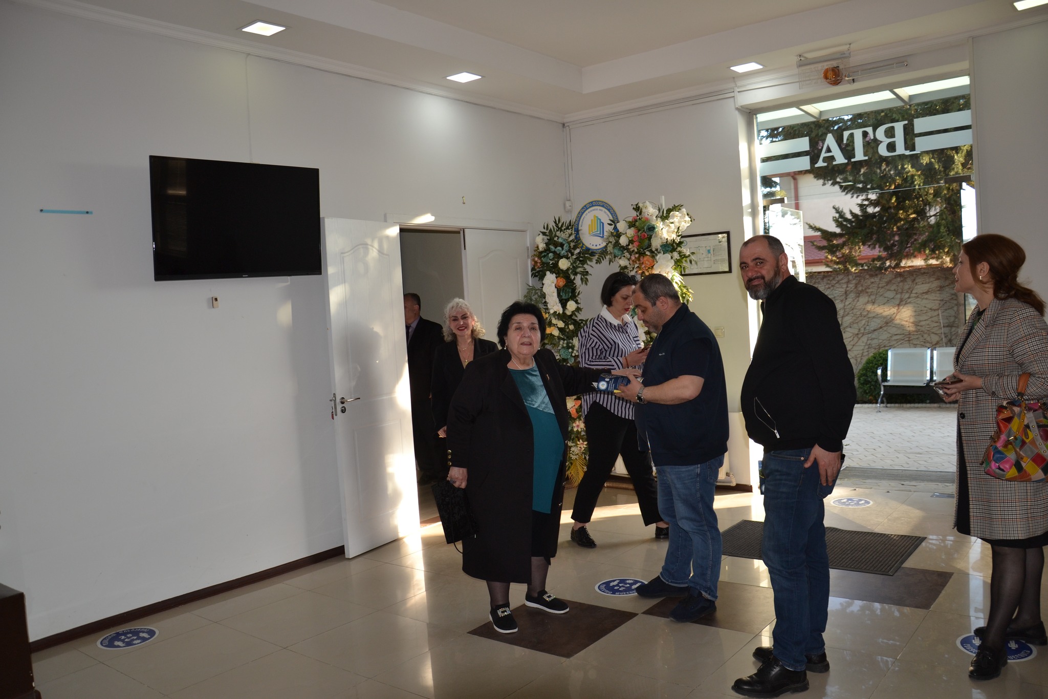 აკადემიამ ნაძალადევის მაჟორიტარ დეპუტატსა და სამოქალაქო საბჭოს წევრებს უმასპინძლა