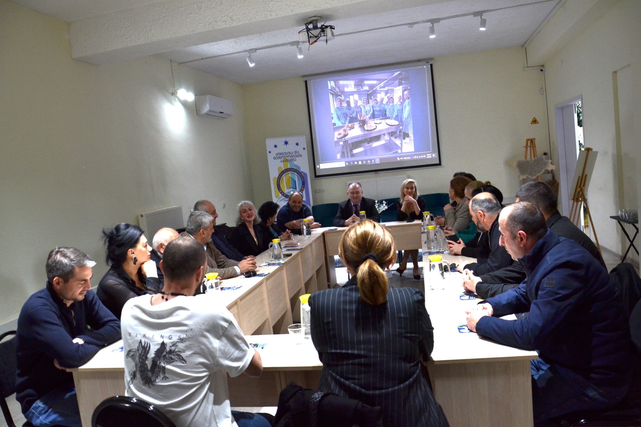 აკადემიამ ნაძალადევის მაჟორიტარ დეპუტატსა და სამოქალაქო საბჭოს წევრებს უმასპინძლა